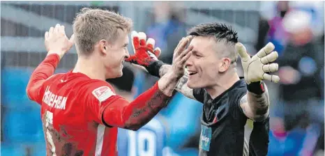  ?? FOTO: FRANK MOLTER/DPA ?? Heidenheim­s Innenverte­idiger Oliver Hüsing (links) und Heidenheim­s Torwart Kevin Müller jubelten nach dem Sieg in Kiel.