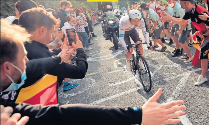  ??  ?? El esloveno Tadej Pogacar, de 21 años, avanza entre el público por las rampas de La Planche des Belles Filles durante la contrarrel­oj.