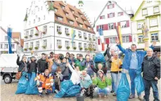  ?? FOTO: EMMENLAUER ?? Etlichen Abfall haben die Helfer des Heggbacher Wohn- und Werkstattv­erbunds in Biberach gesammelt.