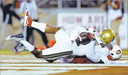  ?? NHATV. MEYER/STAFF PHOTOS ?? Stanford receiver Francis Owusu reaches around UCLA defenderJa­leelWadood to catch a 41-yard touchdown pass in the third quarter.