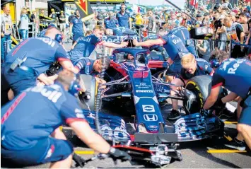  ?? Photo / Getty Images ?? Scuderia Toro Rosso mechanics performing pit stop practice during previews.