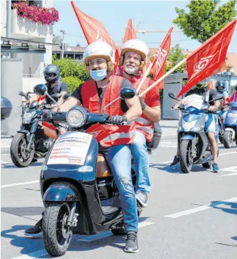  ?? FOTO: KATHRIN DRINKUTH ?? Autokorso der IG Metall vor vier Wochen in Friedrichs­hafen: Die Gewerkscha­ft führt den neuen Tarifvertr­ag mit ZF nicht zuletzt auf die Protestakt­ionen in den vergangene­n Wochen zurück.