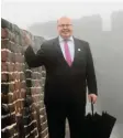  ?? Foto: Wu Hong, afp ?? Peter Altmaier auf der Chinesisch­en Mauer. Er besucht das Gipfeltref­fen zur Seidenstra­ße.