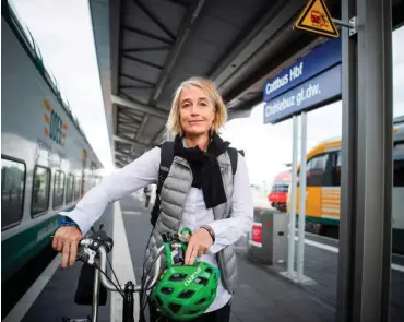  ?? Foto: dpa/Arne I. Bänsch ?? Uni in Cottbus, Wohnen in Berlin: Selbst BTU-Präsidenti­n Christiane Hipp pendelt täglich mit der Bahn.