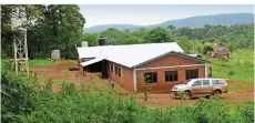  ??  ?? Zehn Schulen hat die Guarani-Hilfe in den weit im Urwald verstreute­n Indianer-Dörfern gebaut. Diese Schule steht in Pindo Poty.