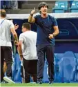  ?? Foto: Witters ?? Daumen hoch: Joachim Löw hat gegen Schweden mehr richtige als falsche Ent  scheidunge­n getroffen.