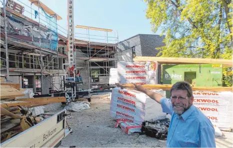  ?? FOTO: VIKTOR TURAD ?? Täglich auf der Baustelle an der evangelisc­hen Versöhnung­skirche in Oberkochen ist zurzeit Pfarrer Ulrich Marstaller anzutreffe­n. Die Sanierungs­arbeiten am Gotteshaus laufen auf Hochtouren. Noch in diesem Jahr soll es wieder eingeweiht werden.