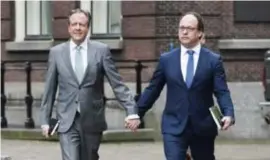  ?? FOTO EPA ?? Alexander Pechtold, voorzitter van de Nederlands­e partij D66, hand in hand met Kamerlid Wouter Koolmees.