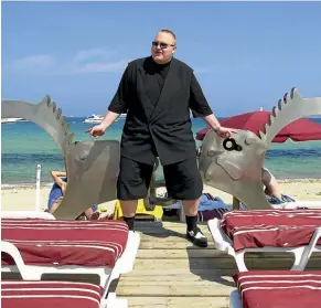  ??  ?? Kim Dotcom and his possibly meaningful US flag cushion in the documentar­y Kim Dotcom: Caught in the Web.