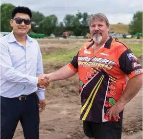  ??  ?? Meremere Drift Park entreprene­ur Sky Zhou (left) with Gary Bogaart on site.