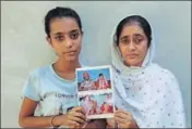  ?? HT PHOTO ?? Balwinder Kaur showing her wedding photograph­s. Her husband Gurpiar Singh of Machhike village near Khemkaran left for the United Kingdom in 2003, never to return.