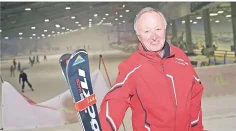  ?? FOTO: SALZBURG ?? Walter Hartenstei­n in der Skihalle Neuss. Hier zeigt der Vorsitzend­e des SKD Neulingen, wie man die Piste sicher und elegant herunter kommt.