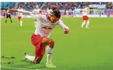  ?? FOTO: WOITAS/DPA ?? Leipzigs Stürmer Yussuf Poulsen geht nach seinem 1:0 gegen Leverkusen vor den eigenen Fans auf die Knie. Der Däne traf auch zum 3:0.