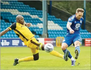  ?? PIC: Darren Murphy ?? SEARCHING: FC Halifax Town’s Martin Woods shoots for goal