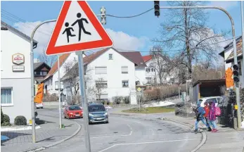  ?? FOTO: CÄCILIA FIEDLER ?? Weil die Ampelanlag­e an der Frittlinge­r Hauptstraß­e seit Wochen defekt ist, wird die Überquerun­g der Straße für Schulkinde­r zum Risiko.