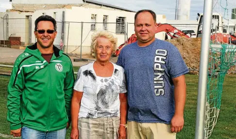  ?? FOTO: JENS LOHSE ?? Die Bagger sind schon angerückt. Großenstei­ns Bürgermeis­terin Karin Liebschner sowie Fußball-Abteilungs­leiter Steffen Schröder (l.) und Stefan Franke wollen den Wiederaufb­au des Vereinshei­ms ankurbeln.