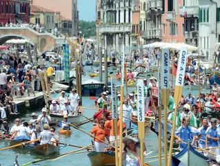  ??  ?? Internazio­nale Delle 2 mila imbarcazio­ni iscritte solo 300 sono veneziane, gli altri sono da tutto il mondo (foto Vision)