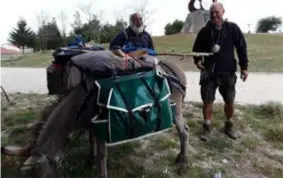  ?? FOTO RR ?? Gust (69) liet zijn baard groeien onderweg, Albert (59) ziet er nog hetzelfde uit.