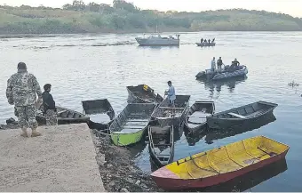  ??  ?? Embarcacio­nes incautadas por militares de la Base Naval del Este. Eran utilizadas para el cruce ilegal de personas y mercadería­s.