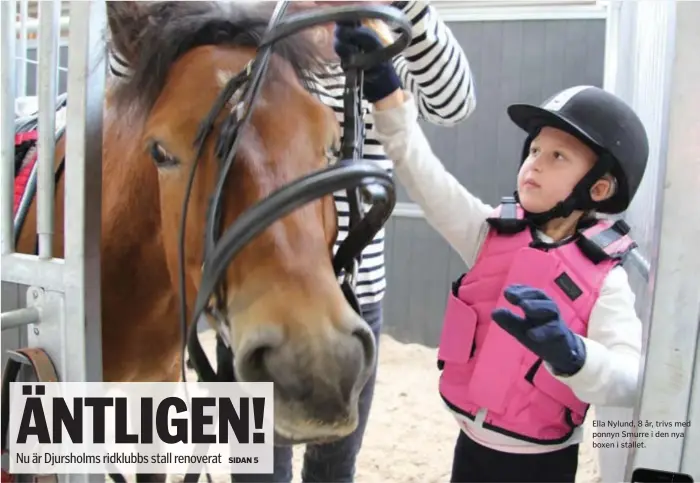  ??  ?? Ella Nylund, 8 år, trivs med ponnyn Smurre i den nya boxen i stallet.
