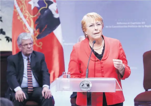  ?? FOTO: MARIO TELLEZ ?? ►► La Presidenta Michelle Bachelet firmó ayer el proyecto que busca reformar el capítulo XV de la Constituci­ón .