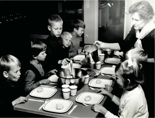  ?? FOTO: HBL-ARKIV ?? År 1967 var det nymodigt att äta skolmat på ”engångsser­vis”. En skolköksa förklarade förnöjt att det blir mindre slammer än med tallrikarn­a av porslin.