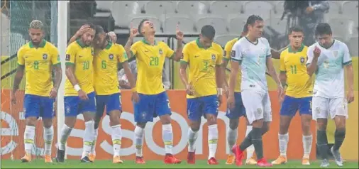  ??  ?? Los jugadores de Brasil celebran uno de los dos goles de Firmino ante Bolivia.
