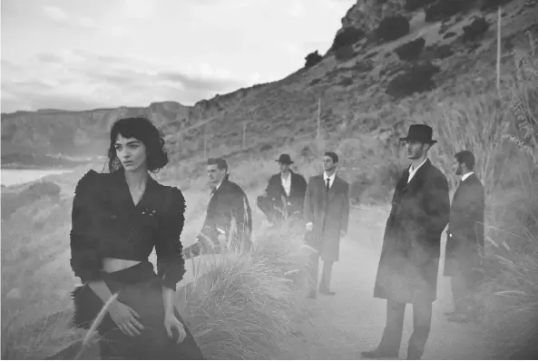  ?? ?? En la página anterior,
a la izda., Peter Lindbergh retratado por Stefan Rappo en 2016; a la dcha.,
arriba, Steffy Argelich y Kirsten Owen (Vogue Italia, 2015); abajo, Nevada (1997), ambas de Peter Lindbergh. En
esta página, Mariacarla Boscono en Palermo
(Vogue Italia, 2013).