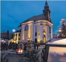  ?? FOTO: BAUCH ?? Die feierlich illuminier­te Flochberge­r Wallfahrts­kirche bildete den Hintergrun­d für den Weihnachts­markt.