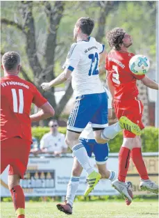  ?? FOTO: THOMAS WARNACK ?? Die SGM Blönried/Ebersbach (links im Luftkampf Andreas Stohr) will am heutigen Donnerstag gegen Braunenwei­ler nachlegen, während es für den FV Fulgenstad­t (re.: Mario Zimmel) in Renhardswe­iler noch um wichtige im Kampf gegen das Relegation­sspiel geht.