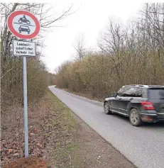  ?? FOTO: D. STANIEK ?? Nachdem mehrere Verbotssch­ilder an der Halden-zufahrt gestohlen wurden, stellte die Stadt am Donnerstag ein neues auf.