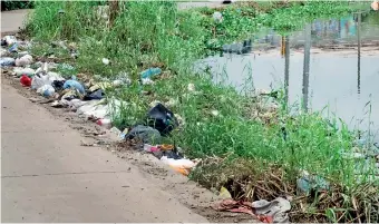  ??  ?? Big stench and unsightly: Dumped garbage on both sides of the road in Alwis Town and Hekitta Pix by Amila Gamage