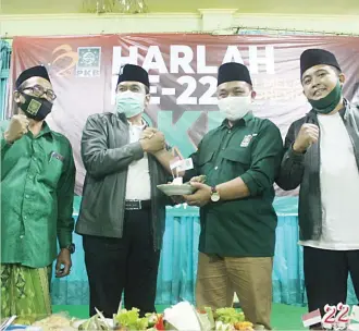  ??  ?? SELIPKAN DOA: Ketua DPC PKB Gresik Moh. Qosim (dua dari kiri) memberikan potongan tumpeng kepada Ketua Fraksi PKB DPRD Gresik M. Abdul Qodir pada Harlah Ke-22 PKB di Graha Gus Dur kemarin (22/7).