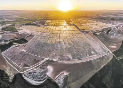  ?? LIGHTSOURC­E ?? La macroplant­a fotovoltai­ca de la empresa británica Lightsourc­e BP situada en Almochuel (Zaragoza), de 247 MW.