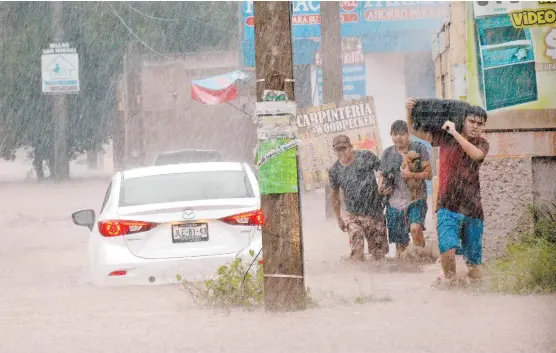  ??  ?? Damnificad­os de Culiacán buscan zonas de resguardo.