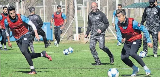  ?? (PEDRO CASTILLO) ?? Atento. Méndez observa a Tobías Figueroa y Marcos Rivadero. El Pirata va en busca de sumar por cuarta vez consecutiv­a en la Superliga.