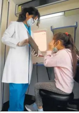 ??  ?? Una niña hace las pruebas en la unidad móvil.