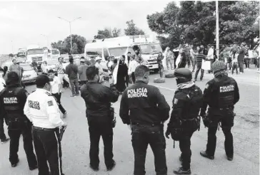  ?? JORGE COTA ?? &gt; El bloqueo a veces subía de tono cuando se molestaban algunos conductore­s.