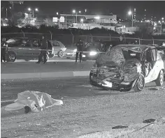  ??  ?? Sale del auto. Una de las fallecidas acompañaba al conductor; su cuerpo salió proyectado de la unidad y acabó tendida en el asfalto.