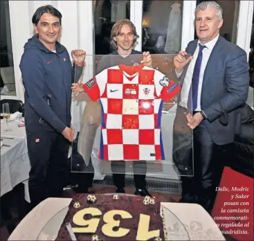  ??  ?? Dalic, Modric
y Suker posan con la camiseta conmemorat­iva regalada al
madridista.