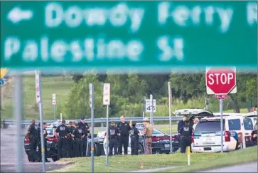  ?? Ashley Landis Dallas Morning News ?? POLICE SURROUNDED the suspect in the suburb of Hutchins for several hours after the initial attack and a 12-mile chase. The man, believed to be James Boulware, 35, was apparently upset about a custody dispute.