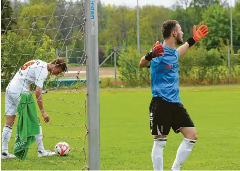  ?? Foto: Oliver Reiser ?? Aystettens Torhüter Alexander Bernhardt wurde von seinen Vorderleut­en oft schmählich im Stich gelassen. So mussten die Cosmos-Kicker (links Maximilian Heckel) in Illertisse­n den Ball neunmal aus dem Tor holen.