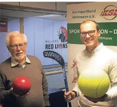  ?? RP-FOTO: PAUL KÖHNES ?? Bernhard Grote (l.) und Simon Tsotsalas bereiten den Sporttag für die Heiligenha­user Grundschül­er vor.