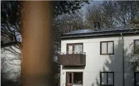  ??  ?? Träd skymmer solen på ett av de tre tak som bostadsrät­tsförening­en har installera­t solceller på. Eventuellt kommer just det här att ryka för att höja effekten på panelerna.