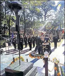  ?? HT ?? Lt general YVK Mohan during a wreath-laying ceremony at the Dharamshal­a War Memorial on Sunday.