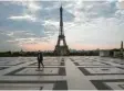  ?? Foto: Michel Euler, dpa ?? Ein einsamer Besucher am Eiffelturm in Paris.