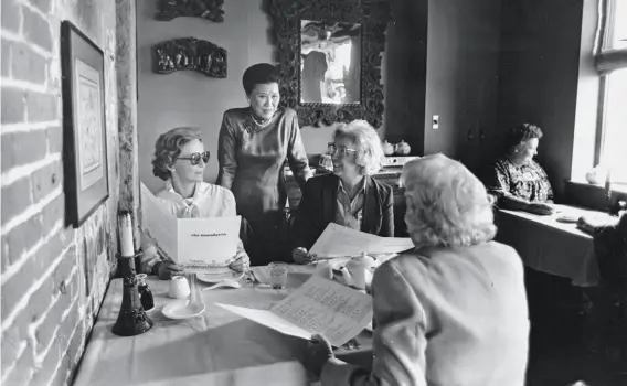  ?? Neal Boenzi / The New York Times 1982 ?? Diners at her groundbrea­king restaurant, the Mandarin, speak with Cecilia Chiang in 1982. The restaurant brought highend Chinese cuisine to S. F.