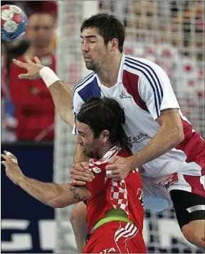  ??  ?? Lors de la finale du Mondial 2009, Karabatic a pris le dessus sur Balic.