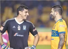  ?? MEXSPORT ?? Nahuel Guzmán bromea con André-Pierre Gignac.