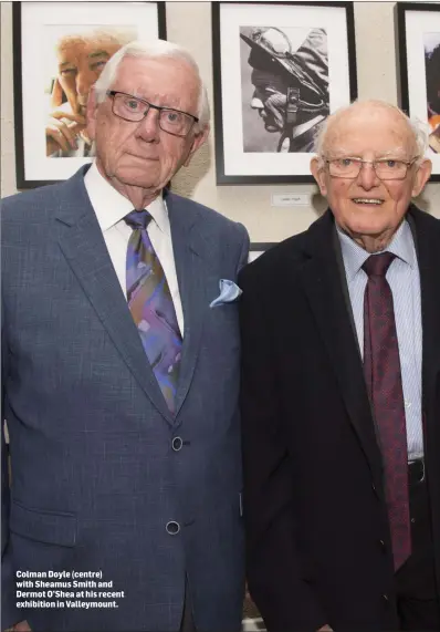  ??  ?? Colman Doyle (centre) with Sheamus Smith and Dermot O’Shea at his recent exhibition in Valleymoun­t.